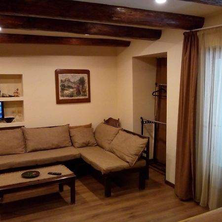 Low Budget Room With King Size Bed ティビリシ エクステリア 写真