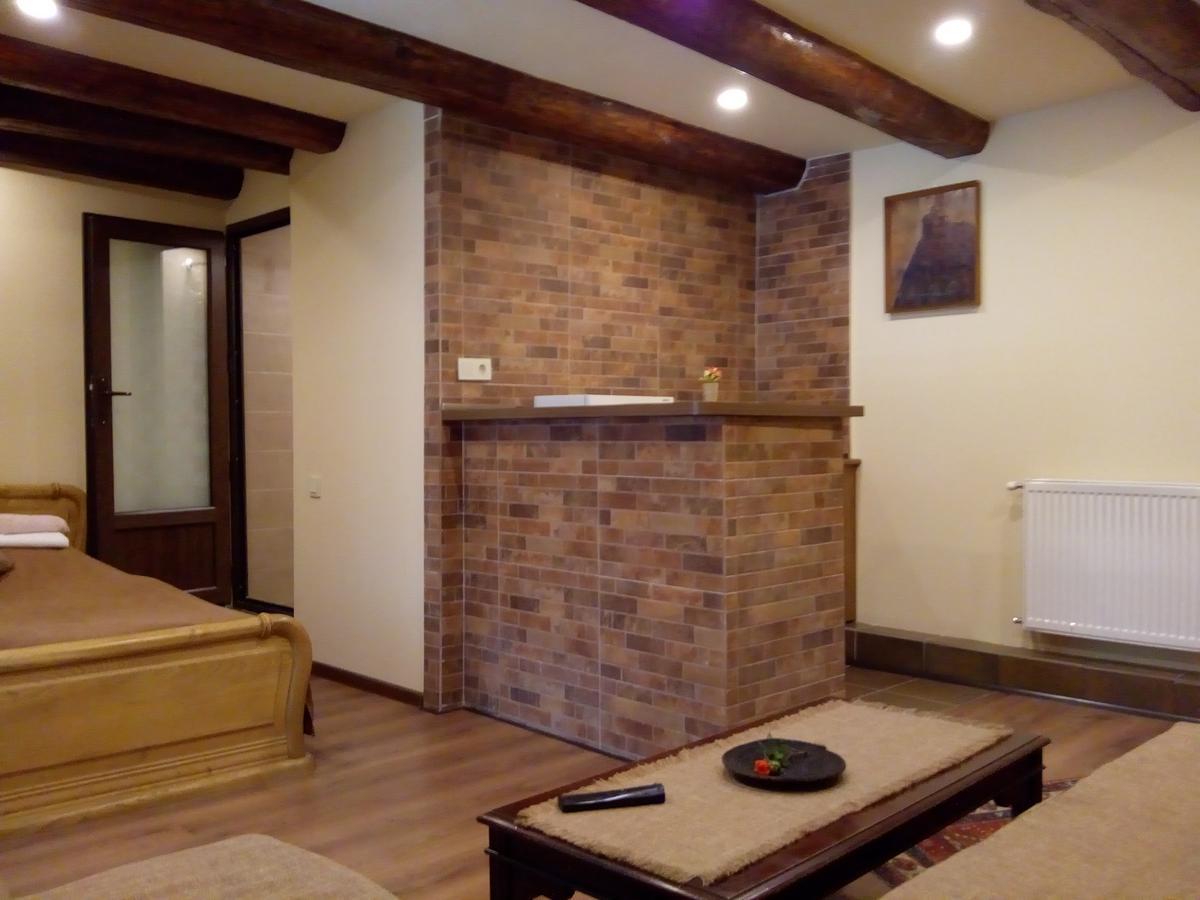 Low Budget Room With King Size Bed ティビリシ エクステリア 写真